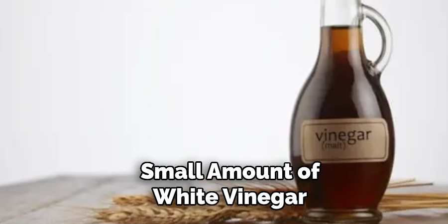  Small Amount of White Vinegar