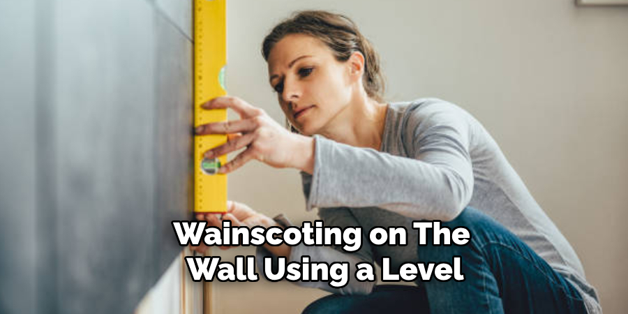 Wainscoting on the Wall Using a Level