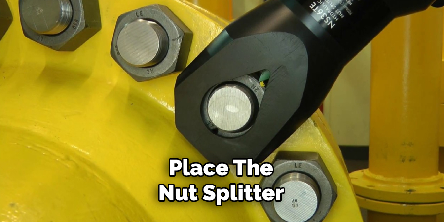 Place the Nut Splitter 