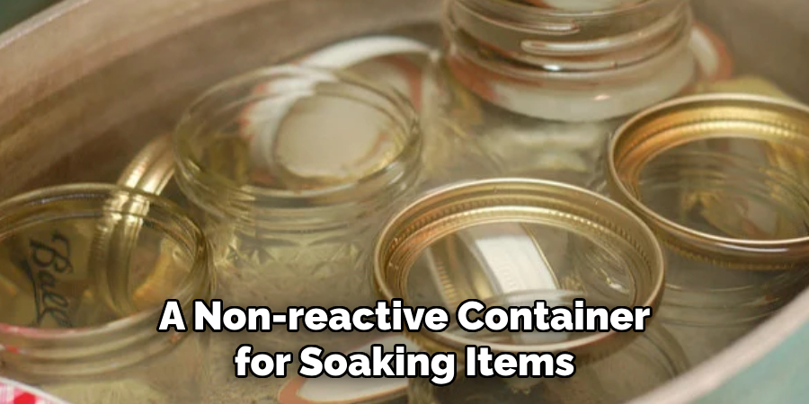 A Non-reactive Container for Soaking Items