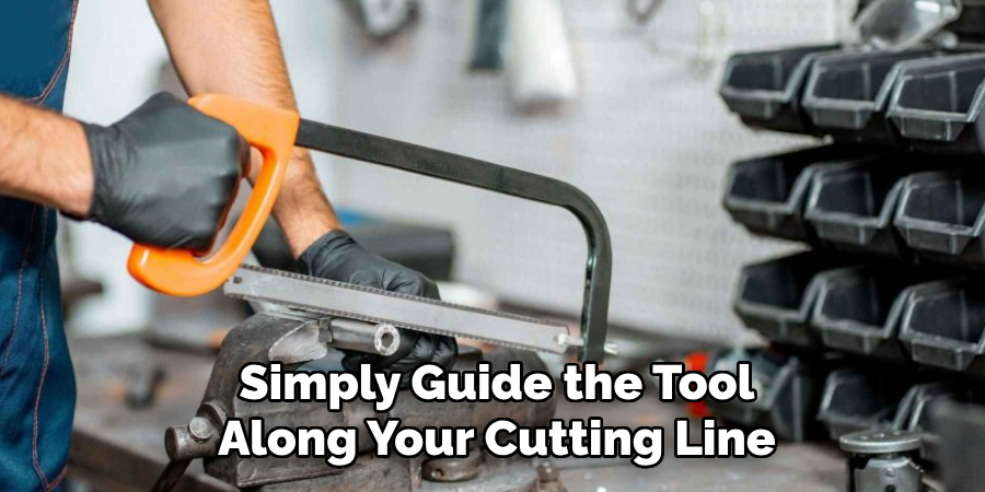 Simply Guide the Tool
Along Your Cutting Line 